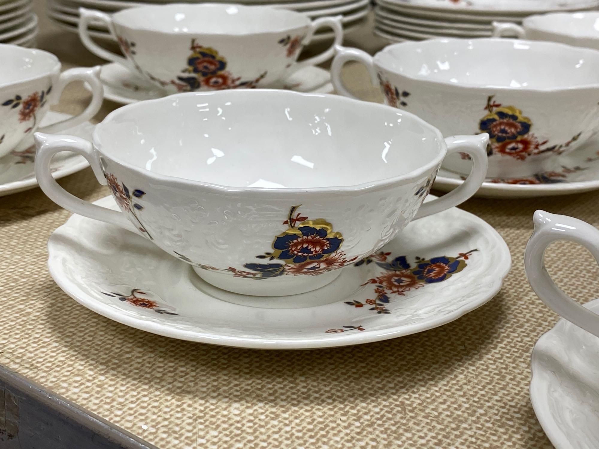 A Coalport St Louis pattern dinner service (8)